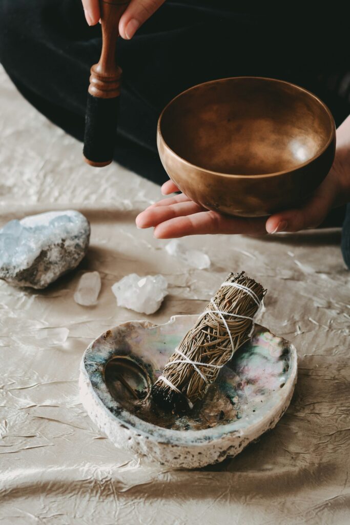 gegenstände für meditation, achtsamkeit und bewusstes spüren