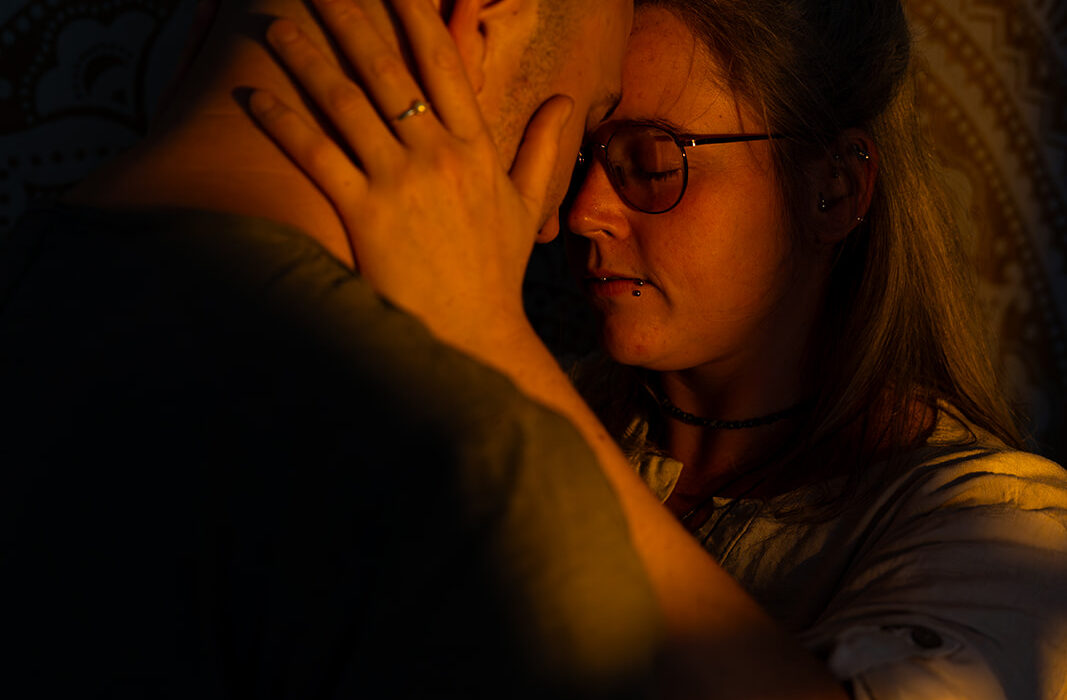 tiefe verbindung, die angst macht, aber sich lohnt. hingabe in den moment. verbunden mit Dir. sicher in in Dir.